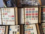 beaucoup de timbres sur les pages d'un livre