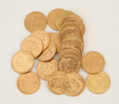 une pile de pièces d'or sur une surface blanche