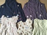 quatre robes pour bébés filles, de couleurs et de tailles différentes
