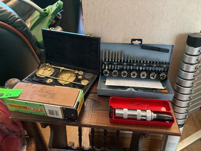 une table sur laquelle se trouvent des outils et un ordinateur portable