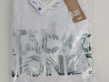 un t-shirt blanc orné d'une image représentant un homme et une femme