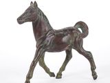 statue d'un cheval au galop sur fond blanc