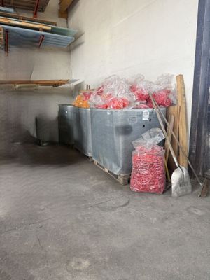 une pile de sacs de nourriture dans un débarras