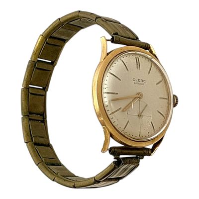 une image d'un gros plan d'une montre-bracelet sur un fond blanc