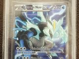 gros plan d'une carte pokemon dans un étui en plastique