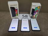 Trois téléphones Samsung (S8, S9 et S9e) sont posés les uns à côté des autres