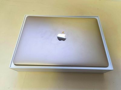 un ordinateur portable MacBook Pro d'Apple, dans son emballage, posé sur une table
