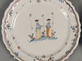 une assiette sur laquelle figure l'image de deux personnes