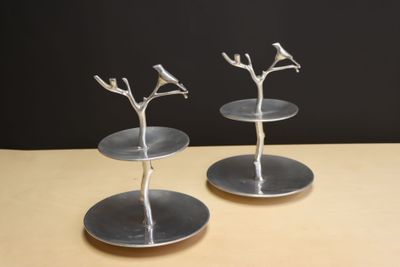 Paire de serviteurs muets à décor d'oiseaux.