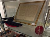une vitrine en verre contenant de nombreux objets