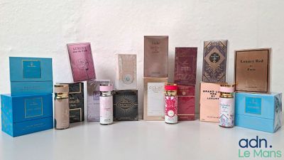 de nombreux types de parfums et de coffrets différents sur la table