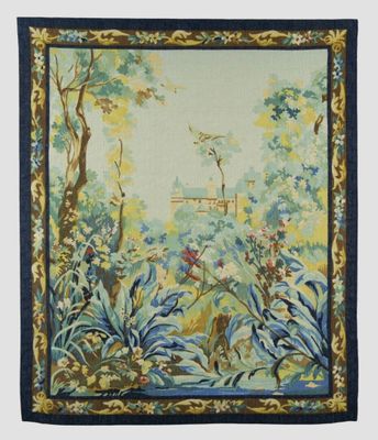 une tapisserie bleue et jaune représentant un oiseau dans une forêt