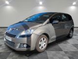 la voiture argentée est garée dans le garage sur le sol en damier