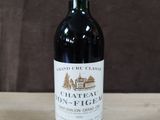 une bouteille de vin posée sur une table