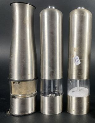 Réunion de deux salières et une poivrière