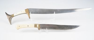 deux couteaux exposés sur une table
