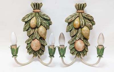 PAIRE D'APPLIQUES en bois peint et tôle à deux bras de lumiè…