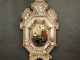 un miroir accroché au mur de la pièce