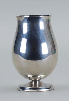 un vase en argent posé sur une table