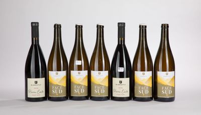 six bouteilles de vin sont alignées dans une rangée