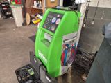 une machine verte qui est garée dans le garage