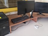 deux écrans d'ordinateur et un clavier sur un bureau