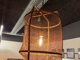 une lampe suspendue au plafond d'un restaurant