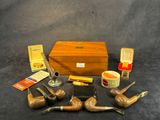une photo montrant une collection de pipes à tabac et d'autres objets posés sur une table