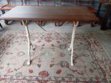 une table posée sur un tapis dans une pièce