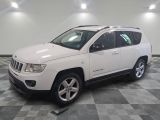 une photo d'une Jeep Compass blanche garée sur un sol à damier