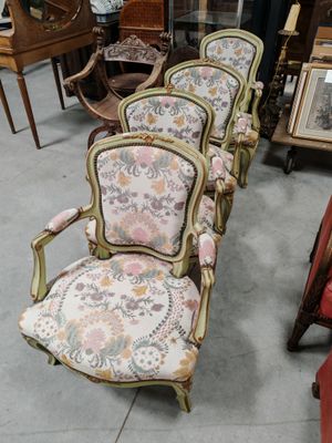 un grand nombre de chaises alignées dans une pièce