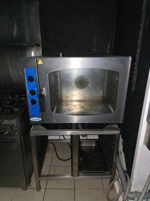 une image d'un four commercial dans une cuisine commerciale
