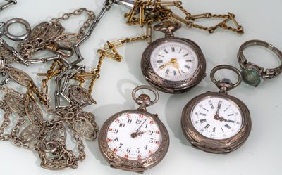 Trois montres de col et une chaine en argent, poids brut tot…