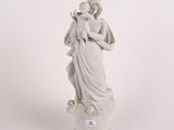statue d'une femme tenant un enfant dans ses bras