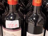 le nombre de bouteilles de vin posées sur une table