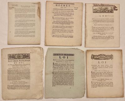 Quatre pages tirées de vieux livres sont posées sur une table, sur fond blanc.