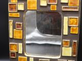 miroir rectangulaire orné de carreaux de mosaïque jaunes et marron