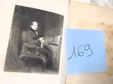 une vieille photo d'un homme assis sur une chaise