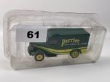 un récipient en plastique contenant un camion vert et jaune