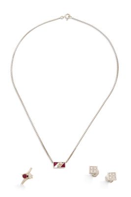un ensemble composé d'un collier et de boucles d'oreilles sertis de diamants rouges et blancs