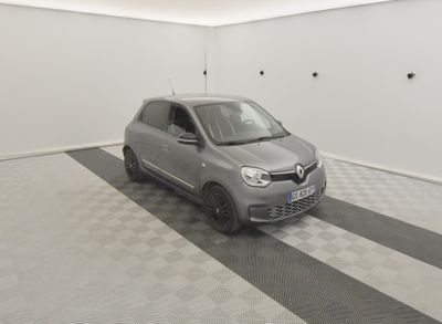 la photo d'une voiture garée dans un garage