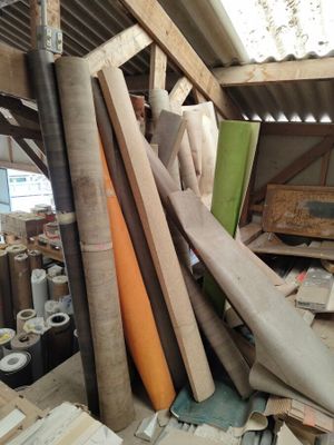 plusieurs pièces de bois sont empilées dans une pièce