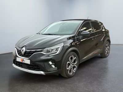 un SUV Renault Kad noir garé dans une grande pièce