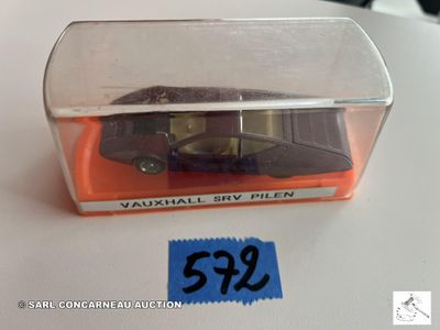 une petite voiture miniature dans une boîte transparente posée sur une table