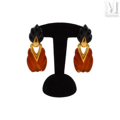 gros plan d'une paire de boucles d'oreilles sur un support