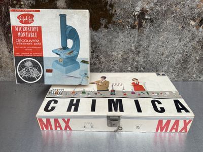 une boîte posée sur une table, avec un microscope dessus