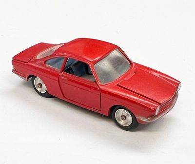 une petite voiture rouge posée sur une surface blanche