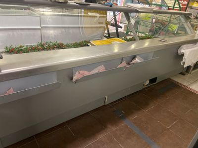 une vitrine contenant toute une variété de légumes