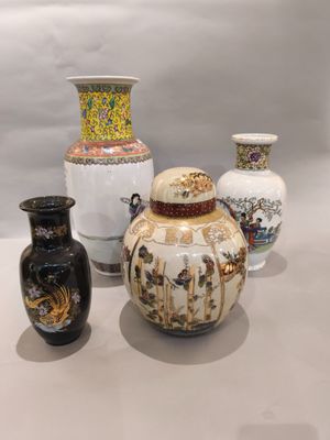 quatre vases posés sur une table, sur fond blanc