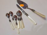 cinq cuillères, un couteau et une cuillère sur une table